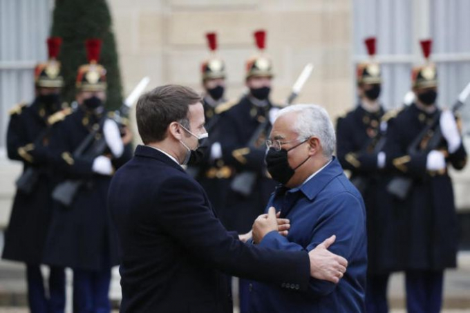   Tổng thống Pháp tiếp xúc với nhiều người trong những ngày qua. Ảnh: Le Monde  