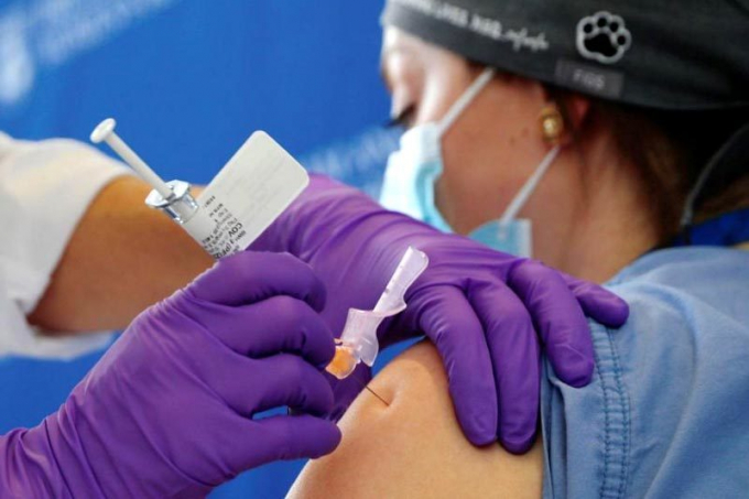Hai nhân viên y tế Mỹ phải cấp cứu sau khi được tiêm vắc-xin ngừa Covid-19 