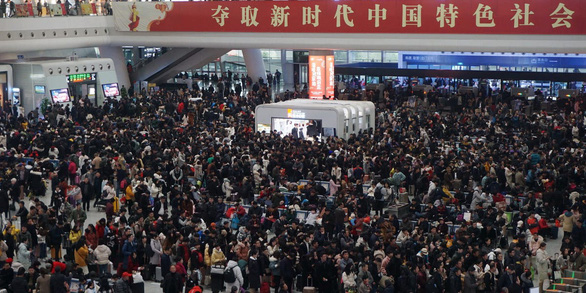   Hành khách đợi tại nhà ga đông Hàng Châu ở thành phố Hàng Châu, tỉnh Chiết Giang, Trung Quốc hồi tháng 1-2020 - Ảnh: AFP  