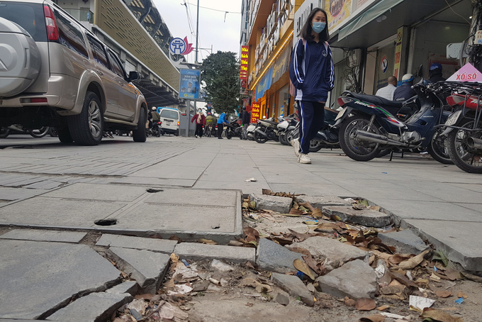   Một điểm đá vỡ nát trên tuyến đường Nguyễn Trãi, quận Thanh Xuân. Ảnh: Tất Định.  