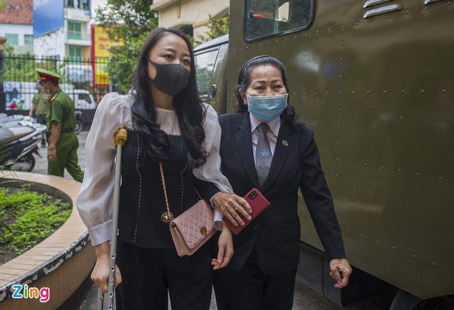 Chị Nguyễn Thị Bích Hường (trái) và luật sư đến dự phiên xét xử sơ thẩm. Ảnh: Phạm Ngôn.