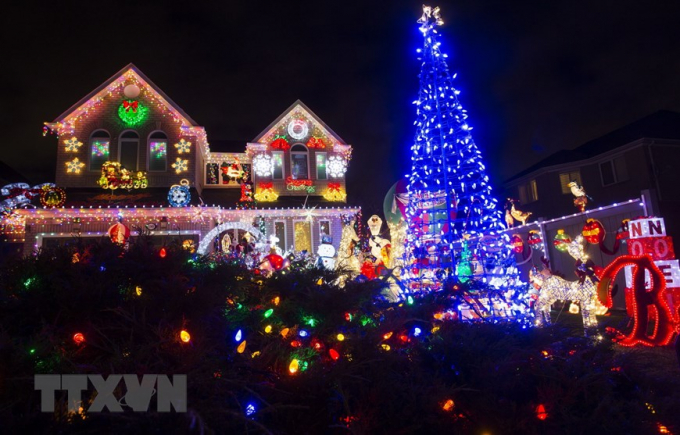   Nhà cửa được trang hoàng rực rỡ đón Giáng sinh tại Toronto, Canada. (Ảnh: THX/TTXVN)  