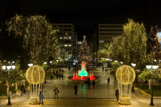   Quảng trường Syntagma tại Athens, Hy Lạp, được trang hoàng rực rỡ đón Giáng sinh. (Ảnh: THX/TTXVN)  