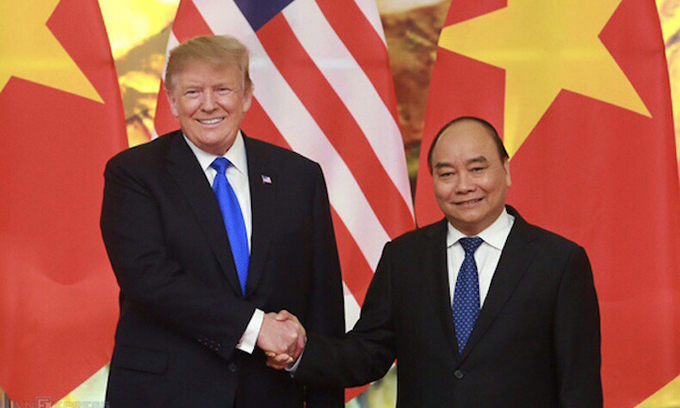   Thủ tướng Nguyễn Xuân Phúc (phải) bắt tay Tổng thống Mỹ Donald Trump tại cuộc hội kiến ở Hà Nội hồi tháng 2/2019. Ảnh: Ngọc Thành.  