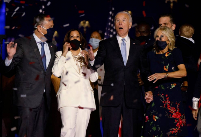 Tổng thống đắc cử Joe Biden cùng vợ Jill Biden và Phó tổng thống đắc cử Kamala Harris vui mừng khi là người chiến thắn trong cuộc bầu cử. Ảnh: Reuters