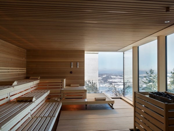Phòng sauna với tầm nhìn ra núi tuyết.
