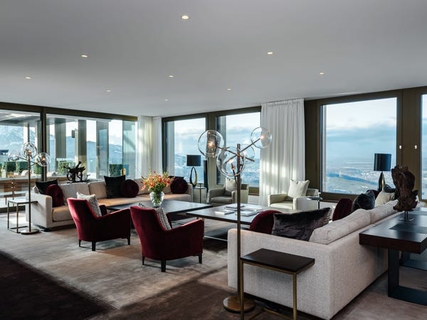 Phòng khách trong căn suite Tổng thống có tầm nhìn toàn cảnh ra hồ Lucerne.