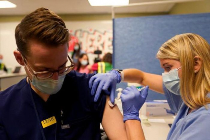 Vaccine COVID-19 sẽ được tiêm cho hầu hết dân Mỹ mùa hè năm 2021