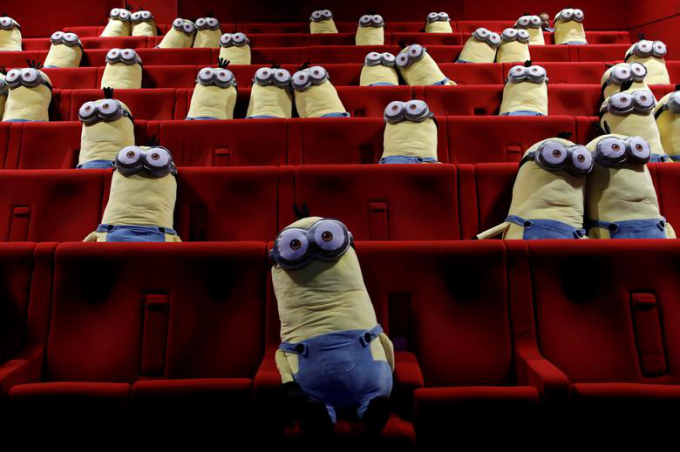 Thú bông Minion được xếp vào ghế để giúp người xem giữ giãn cách xã hội tại rạp chiếu phim ở Paris ngày 22-6-2020 trong bối cảnh các rạp chiếu phim ở Paris, Pháp mở lại lúc đó.