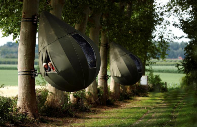 Du khách ở trong những chiếc lều hình giọt nước mắt treo trên cây ở Bỉ ngày 7-7-2020.