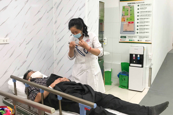   Một nam thanh niên bị đột quỵ được chuyển vào Bệnh viện Bạch Mai cấp cứu  