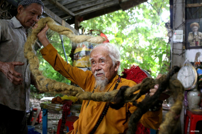 Ảnh cụ ông Việt Nam có tóc dài 5 mét lọt top ảnh 'kỳ quặc' nhất thế giới