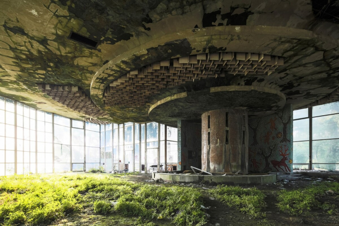  4 bức ảnh về tòa nhà bị bỏ hoang và cây cối hoang dại xâm chiếm của Jonathan Jimenez đạt giải nhất chủ đề  Địa điểm.