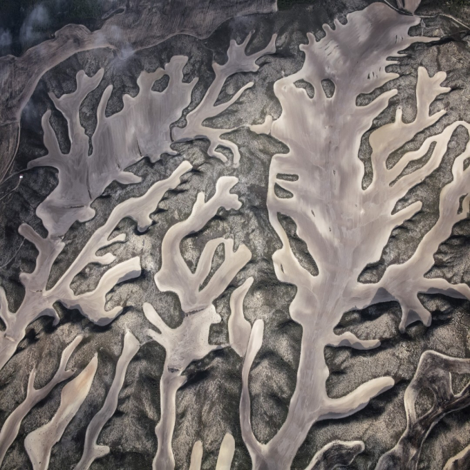 Dryland Farming (Đồng khô cằn) là tác phẩm của nhiếp ảnh gia Sun Yi thắng giải ở chủ đề Tự nhiên.
