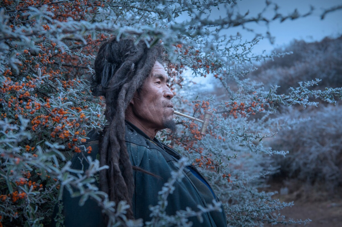  Tác phẩm Miss (Nhớ nhung) của tác giả Yanrong Guo xếp hạng nhất chủ đề Con người. Bức ảnh chụp một người đàn ông đang hút thuốc ở khu tự trị Di Lương Sơn, Tứ Xuyên, Trung Quố
