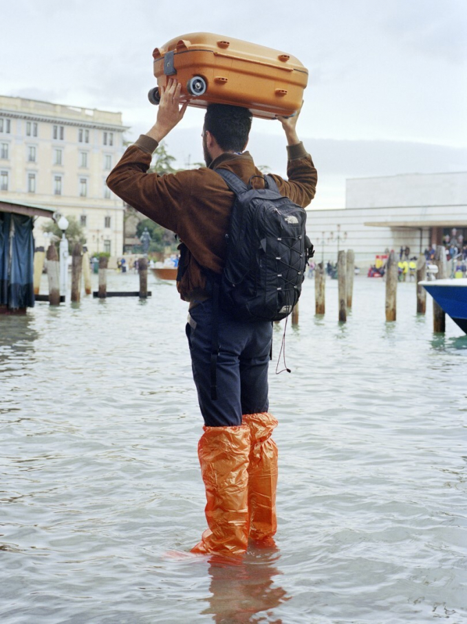 Thắng giải ở chủ đề Biến đổi khí hậu là tác phẩm của Joe Habben chụp hiện tượng lụt lội ở Venice, Italy.