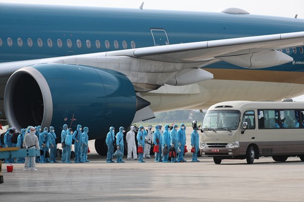 Các cơ quan chức năng phối hợp với Hãng hàng không quốc gia Việt nam thực hiện chuyến bay đặc biệt đón công dân Việt Nam từ Guinea Xích đạo về nước. (Ảnh: TTXVN)