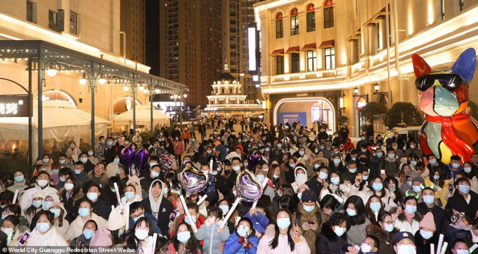Đám đông ở Vũ Hán đêm 31/12.