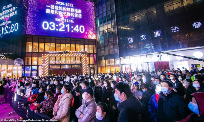 Người dân ở Vũ Hán tập trung trên đường phố đếm ngược chào đón năm mới 2021.