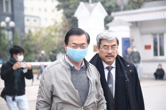 Ông Vũ Huy Hoàng (trái) cùng với luật sư Nguyễn Huy Thiệp - Đòàn Luật sư Hà Nội, người bào chữa cho mình đến toà.