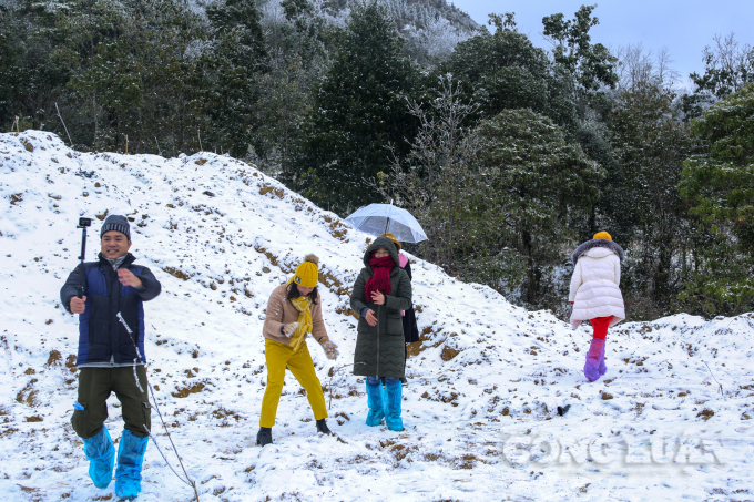 Nó rất nhiều du khách đã đến chụp ảnh “check-in” với tuyết ở Y Tý.