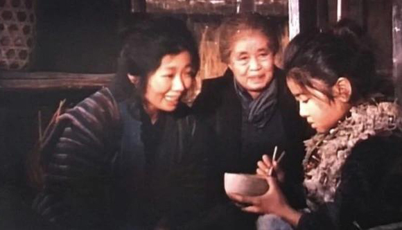   Bà Oji Michio (giữa) trong phim 