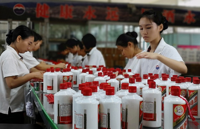   Công nhân làm việc trong nhà máy của Mao Đài Quý Châu tại Quý Châu (Trung Quốc). Ảnh: China Daily  