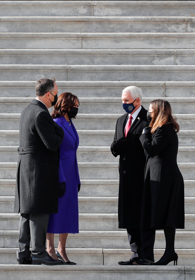   Cựu Phó Tổng thống Mike Pence và phu nhân gặp Phó Tổng thống Kamala Harris và phu quân sau lễ tuyên thệ nhậm chức.  