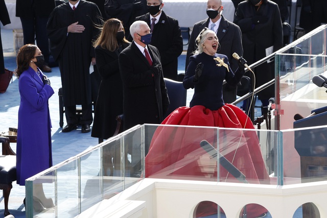  Nữ ca sĩ Lady Gaga hát quốc ca Mỹ tại lễ nhậm chức.  