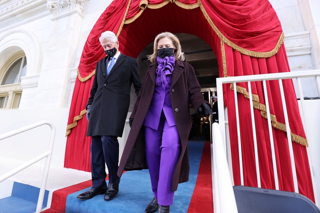  Cựu Tổng thống Bill Clinton và phu nhân Hillary Clinton tới Điện Capitol dự lễ nhậm chức của ông Biden.  