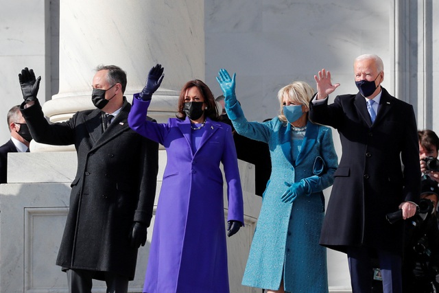   Hai cặp đôi của Tổng thống và Phó Tổng thống vẫy tay chào trước khi vào Điện Capitol để bắt đầu lễ nhậm chức.  
