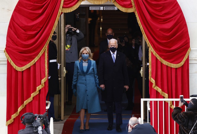 Ông Biden nắm tay vợ tiến vào khu vực lễ đài.