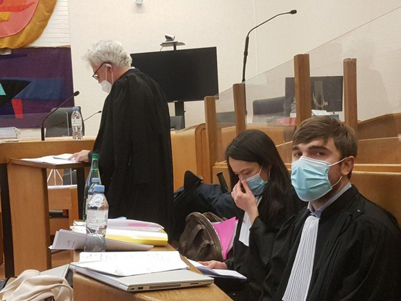 Ba luật sư bảo vệ bà Trần Tố Nga tại tòa ở Evry ngày 25-1. 