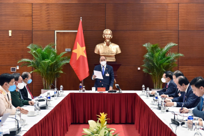 Thủ tướng Nguyễn Xuân Phúc chủ trì cuộc họp khẩn về phòng, chống dịch Covid-19. Ảnh: Đoàn Bắc.
