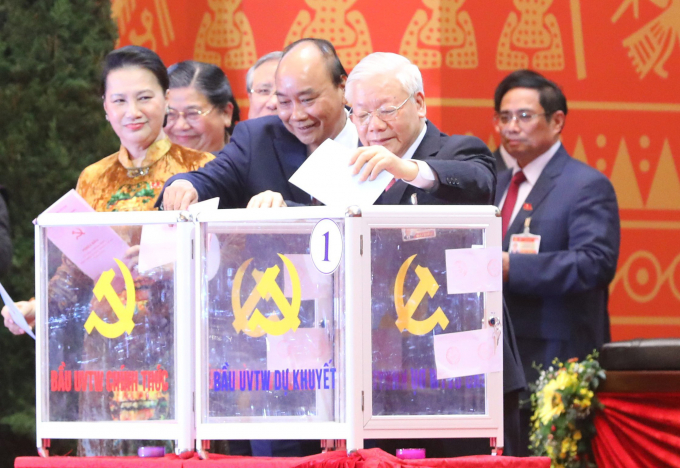   Tổng Bí thư, Chủ tịch nước Nguyễn Phú Trọng và các vị lãnh đạo Đảng và Nhà nước tiến hành bỏ phiếu.  