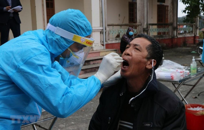   Lấy mẫu xét nghiệm SARS-CoV-2 cho người dân tại xã Hưng Đạo, thành phố Chí Linh chiều 28/1. (Ảnh: Mạnh Minh/TTXVN)  