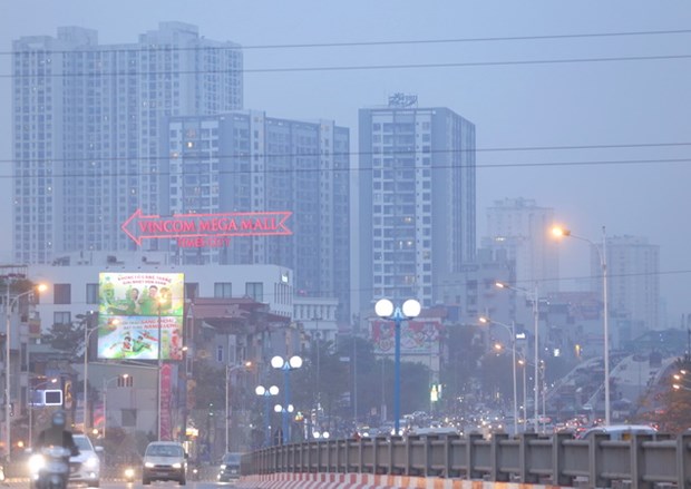   Khu đô thị Times city Minh Khai chìm trong làn sương và bụi mịn. (Ảnh: Hoàng Hiếu/TTXVN)  