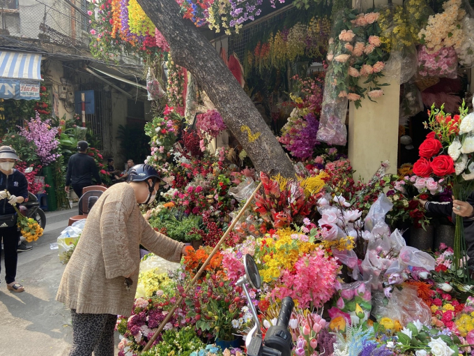   Các cửa hàng hoa giả trên phố Hàng Rươi hút khách tham quan.  