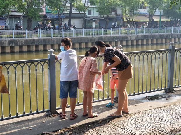   Rất nhiều người dân ra kênh Nhiêu Lộc - Thị Nghè thả cá chép sau khi cúng ông Công ông Táo.  