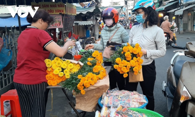 Người dân TPHCM mua hoa như cúc vạn thọ về thắp hương.