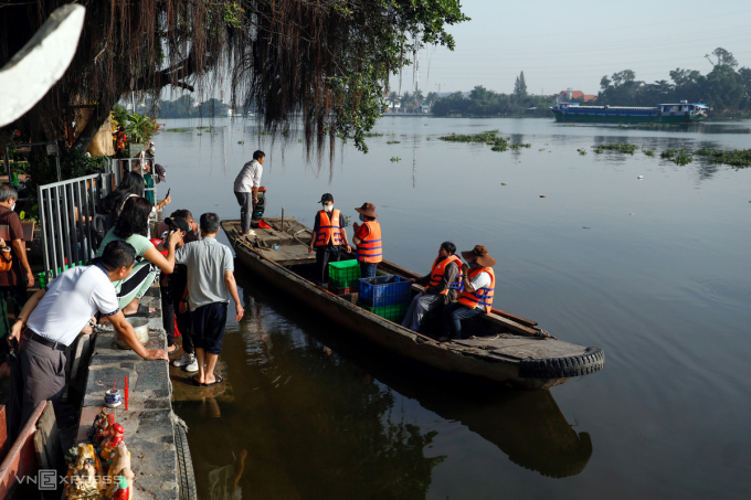   Tại TP HCM, nhiều người dân mua cả tấn cá, đem thả ở sông, kênh rạch để cầu bình an, tiễn ông Táo chầu trời.  