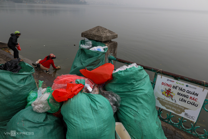 Tuy nhiên nhiều người còn vứt cả túi nilong xuống hồ.