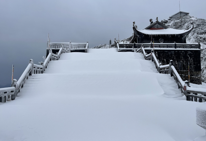 Tuyết dày 60 cm khiến đỉnh Fansipan trắng xoá