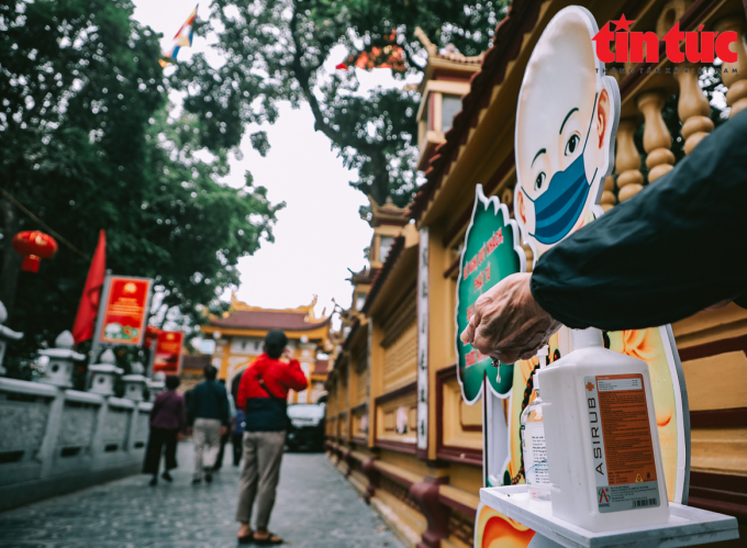 Nước rửa tay sát khuẩn được đặt tại nhiều điểm trong chùa, giúp người dân dễ dàng sử dụng.