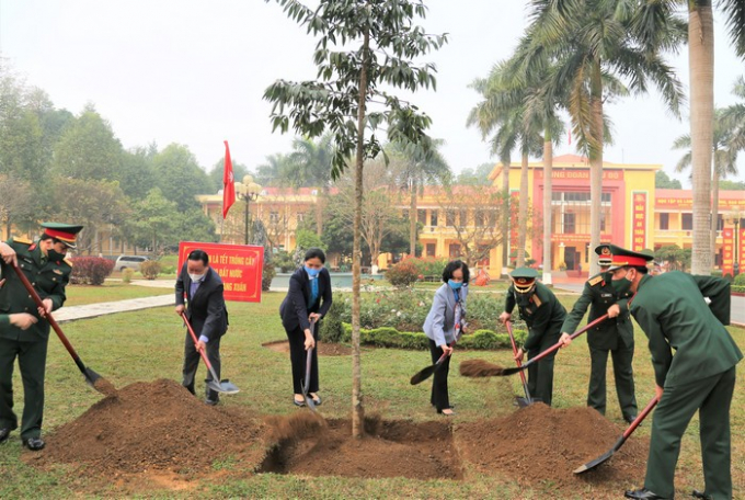   Đồng chí Trương Thị Mai, đồng chí Hà Thị Nga, Thượng tướng Trần Quang Phương  cùng lãnh đạo TP Hà Nội,  lãnh đạo Trung đoàn Thủ đô trồng cây tại khuôn viên đơn vị  