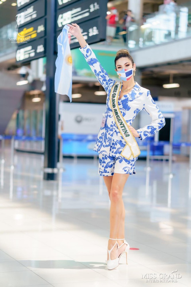 Hoa hậu Argentina đeo khẩu trang có hình lá quốc kỳ, được khen là rất tone-sur-tone với bộ váy.