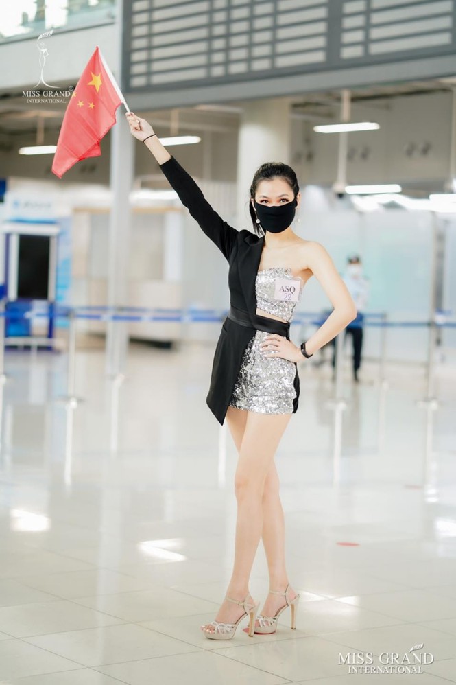 Hoa hậu Trung Quốc với chiếc khẩu trang giống như Ninja. Cô mặc chiếc váy bất đối xứng khoe thân hình đẹp nuột nà.