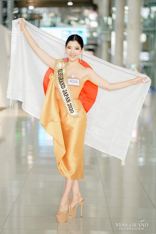 Hoa hậu Nhật Bản đeo khẩu trang trong suốt đơn giản phải nhìn kỹ lắm mới thấy.