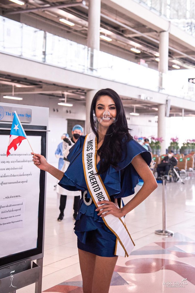 Hoa hậu Puerto Rico đeo khẩu trang nhựa trong suốt. 