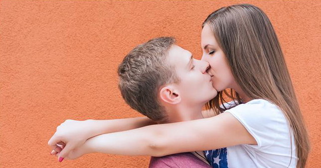 Những lợi ích sức khỏe nụ hôn mang lại mà bạn không ngờ tới
